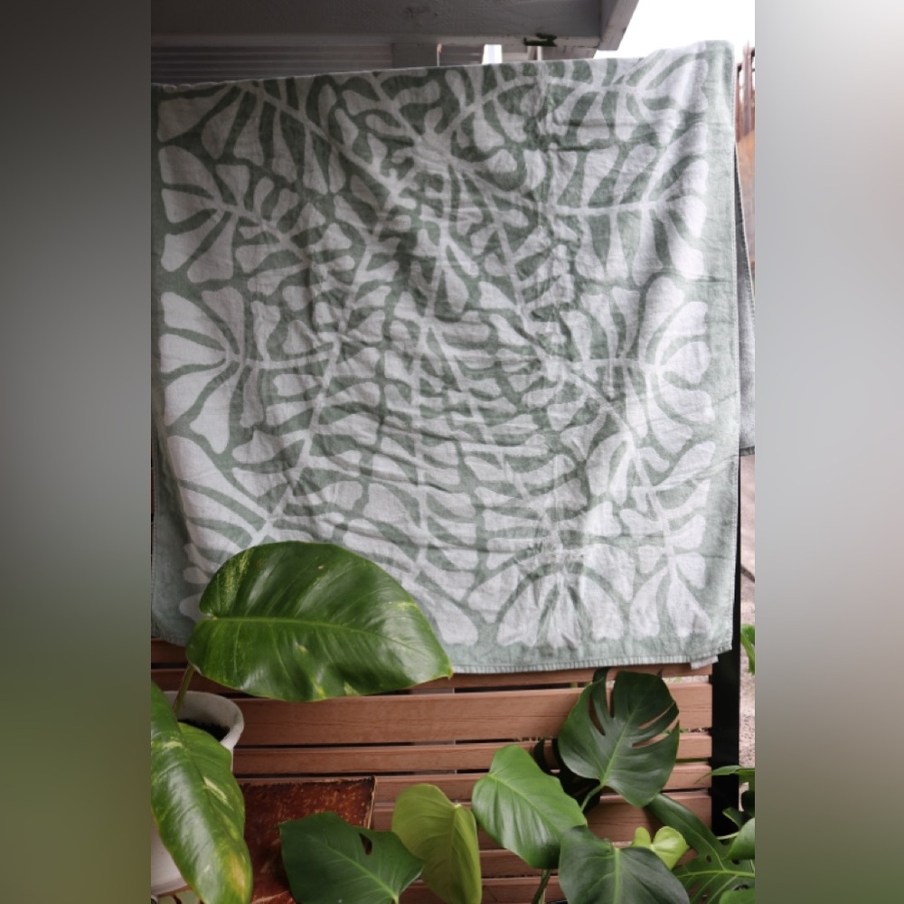 Slowtide Elegant Green Leaf Pattern Bath Towel